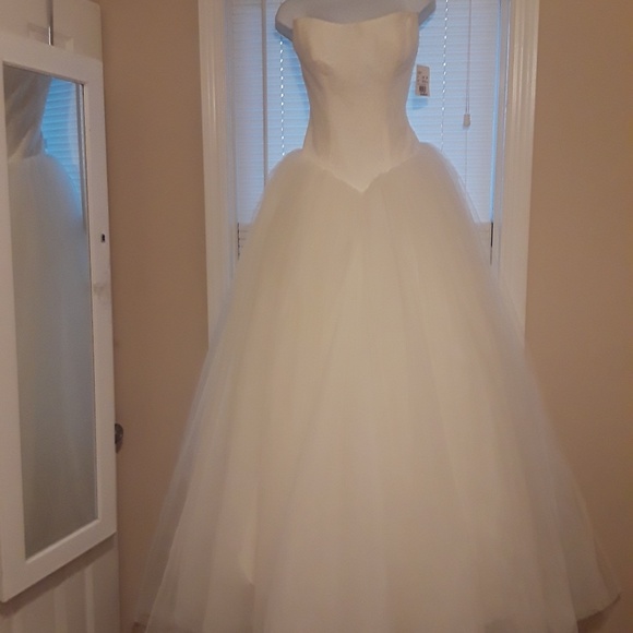 SOLD Vera Wang Wedding Gown - Picture 1 of 6